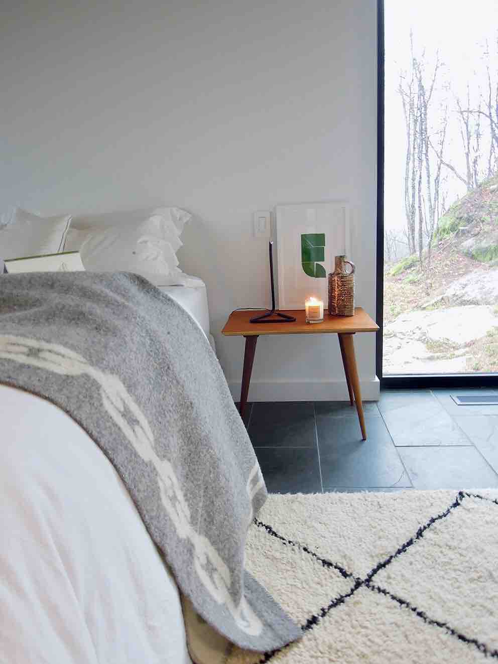 ห้องนอนใหญ่เตียงคิงไซส์พร้อมห้องน้ำในตัวที่ชั้นแรกเปียโนโต๊ะทำงานและพระอาทิตย์ขึ้น