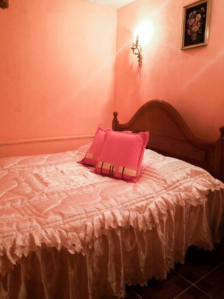 Druga spavaća soba s ormarom i posteljinom.