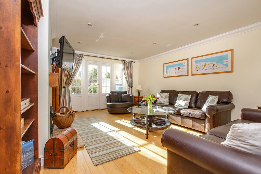 Bright and sunny living room