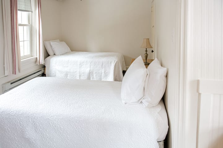 Bedroom 6. Two twin beds.