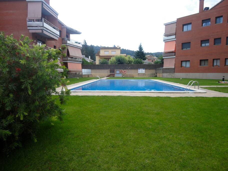 Zona comunitaria con piscina de grandes dimensiones
