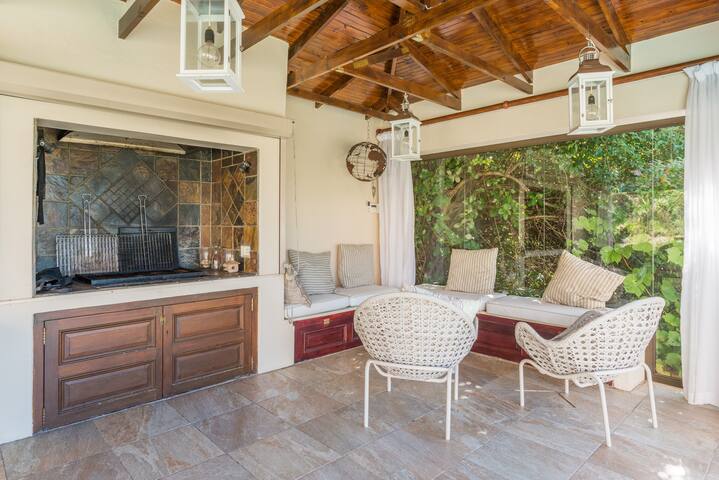 Luxury Serviced Villa in Constantia gallery image 4