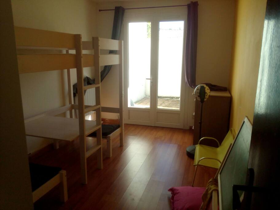 chambre enfant avec accès au patio
