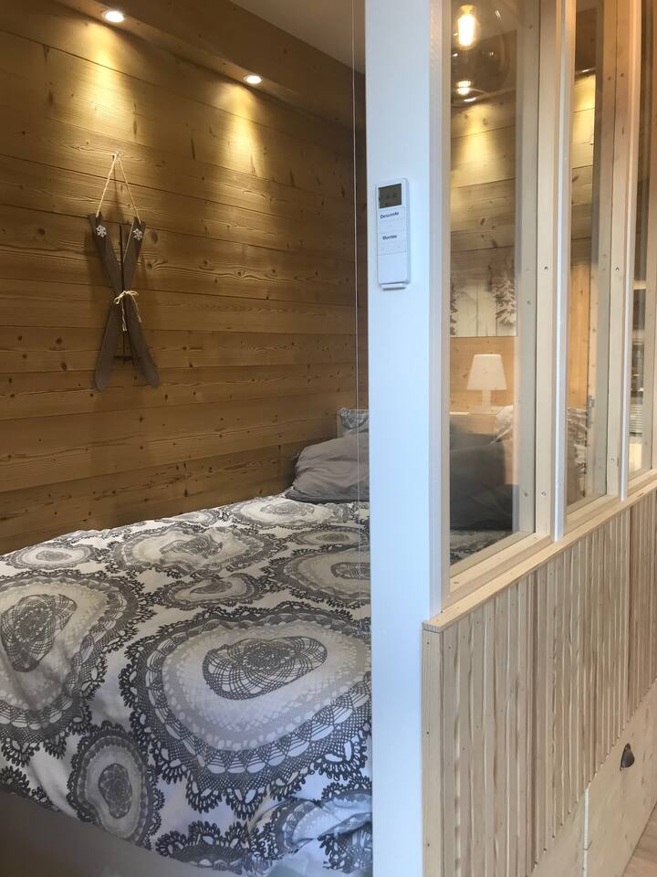Këndi i dhomës së gjumit me një krevat 140 cm pas tendës. Blind elektrik me ndërprerje.