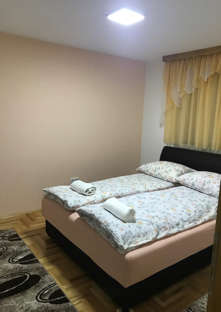 Спална соба 1 - брачен кревет (широк 180-220 см) 