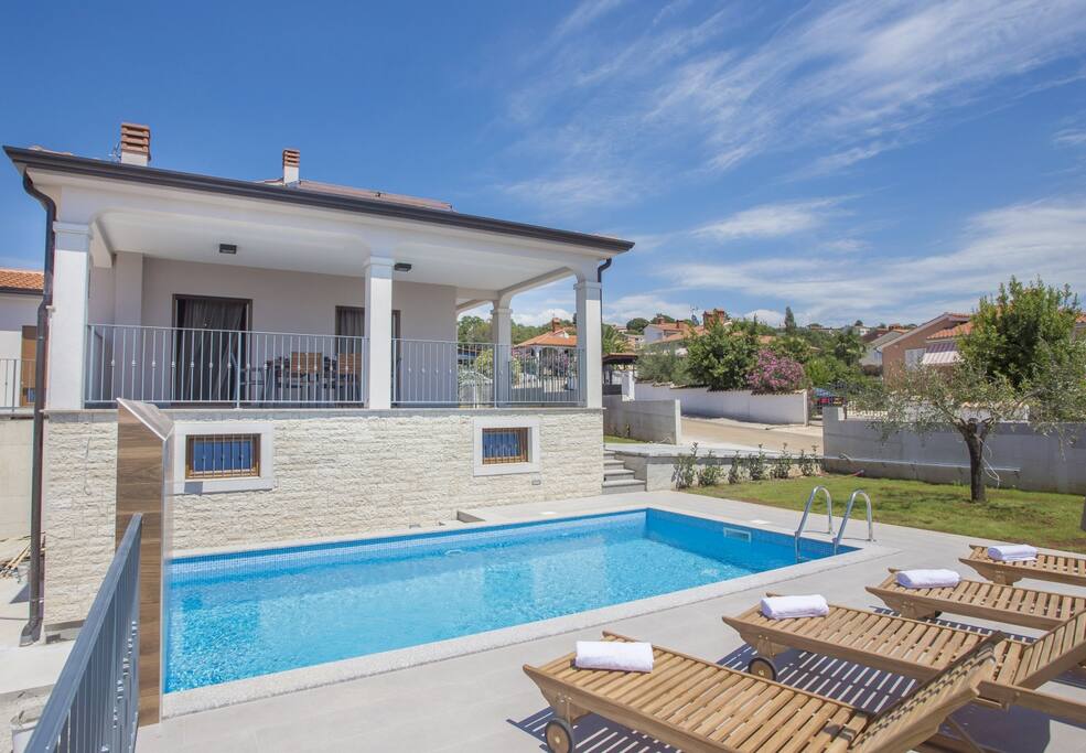 Exterior - Swimming pool