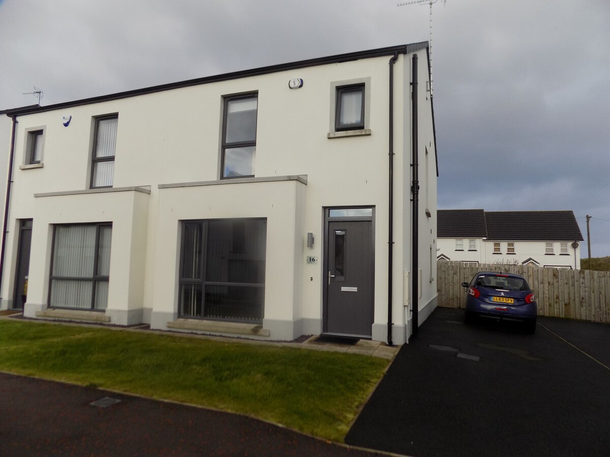 Modern 3 bedroomed semi in Portstewart Houses for Rent in Coleraine