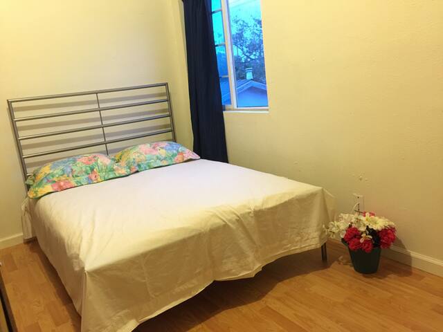 K22 cheap private bedroom, downtown