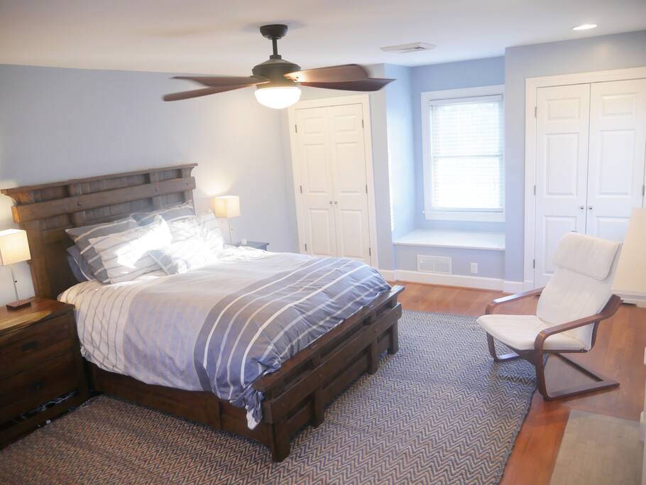 Huge masterbedroom with Queen bed.