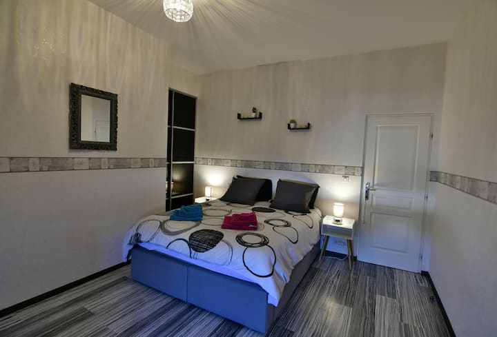 Bedroom 1
The master bedroom.
Spacious and pleasant.
Smart TV to caster your photos, music or videos. 