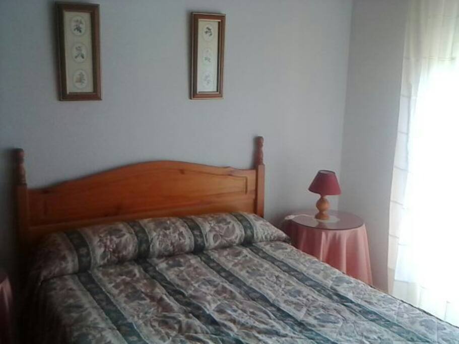 Habitación con cama de 1,35 metros de ancha.