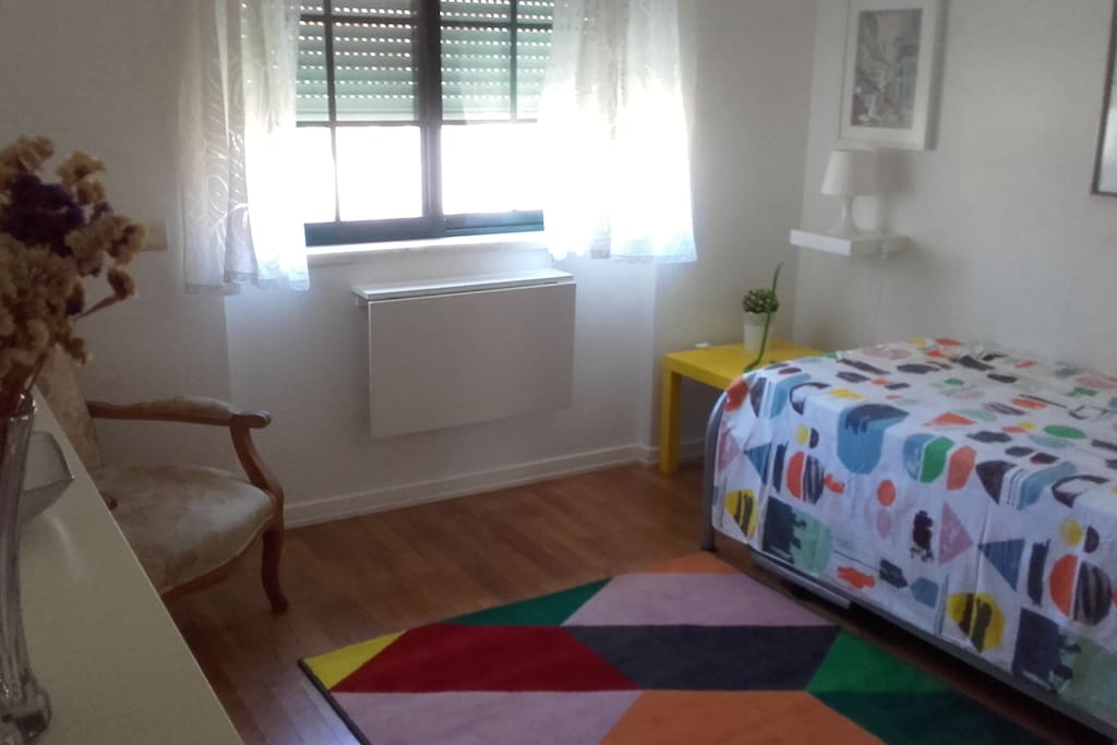 pormenor da mesa do quarto duplo