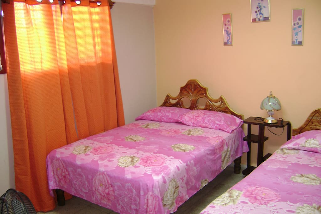 Dormitorio con 2 camas dobles y climatizacion