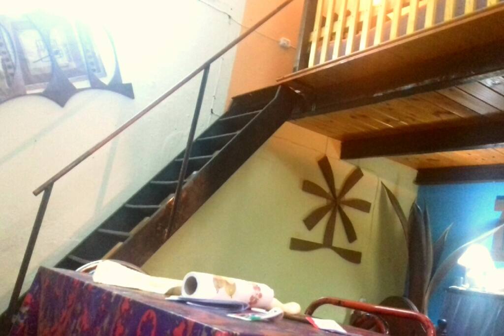 escalera para acceder al entrepiso