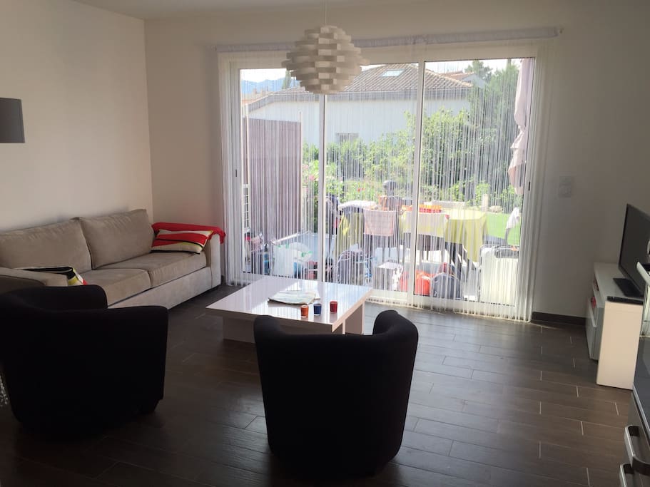 Salon donnant sur jardin. Canapé convertible