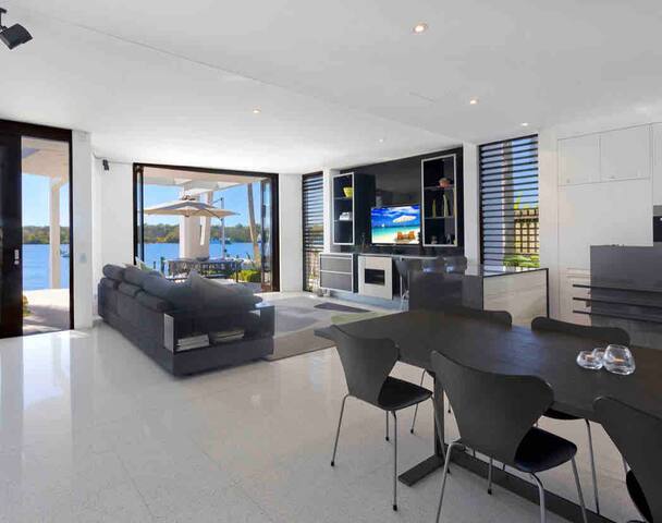 Luxury Waterfront Escape gallery image 2