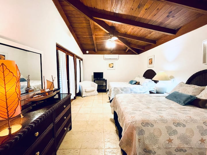 חדר שינה שלישי עם שתי מיטות כפולות