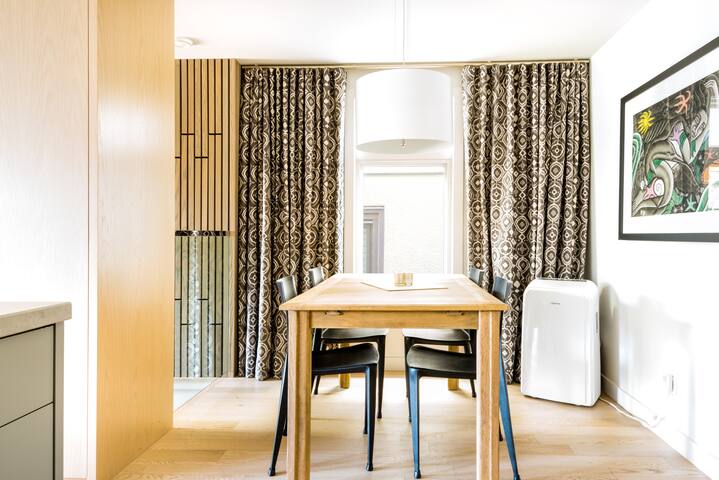 Refined Modern Home in Kitsilano’s Best Locale gallery image 4