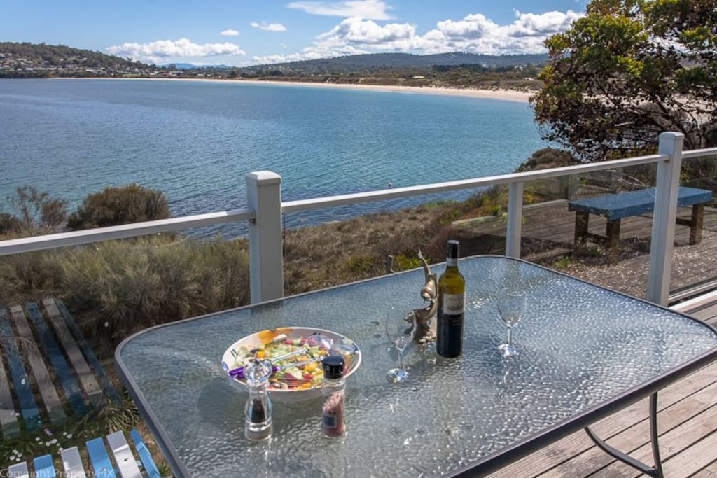 Alfresco dining on the deck.