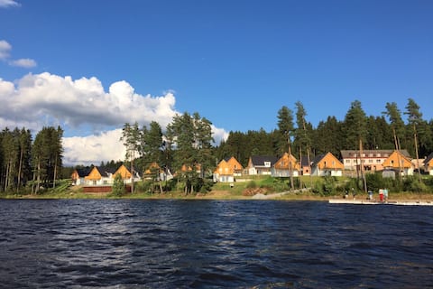 HOUSE WITH DIRECT EXIT TO LAKE