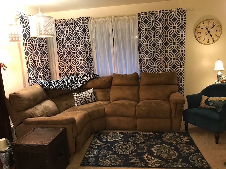 Living Room w/2 recliners in sofa