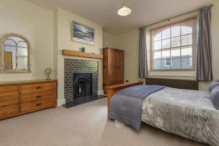 El dormitorio con una chimenea victoriana original