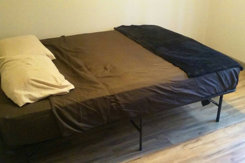 Queen mattress 10in thick with pillow top