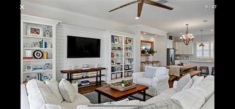 Modern Townhouse right across beach! Table tennis