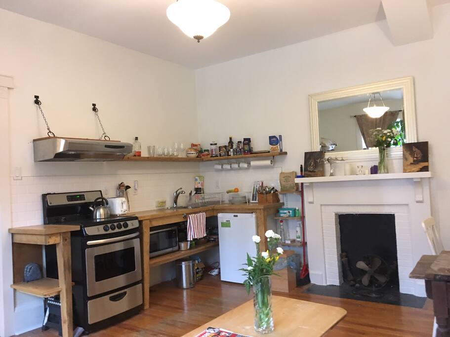 New range, toaster, microwave, mini fridge, utensils. Coffee, tea, milk, cream, soup provided - snacks as well!