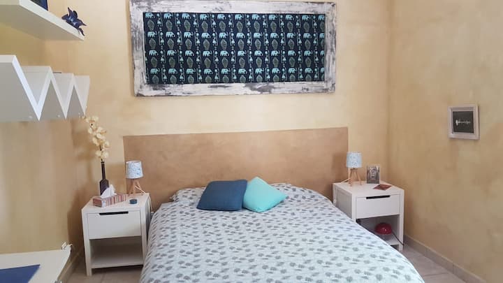 Habitación doble planta baja
Cama de 140 baño enfrente