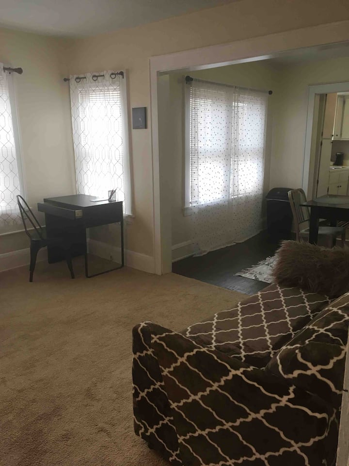 Გასაშლელი დივანი და მაგიდა