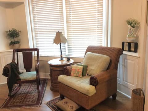Successful Airbnb property: Charming 1920s Bungalow in Historic Downtown RR in Round Rock