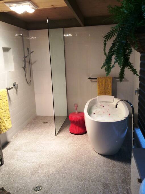 Ensuite Bathroom 1 - Spacious with large bathtub, shower, toilet and wash basin
