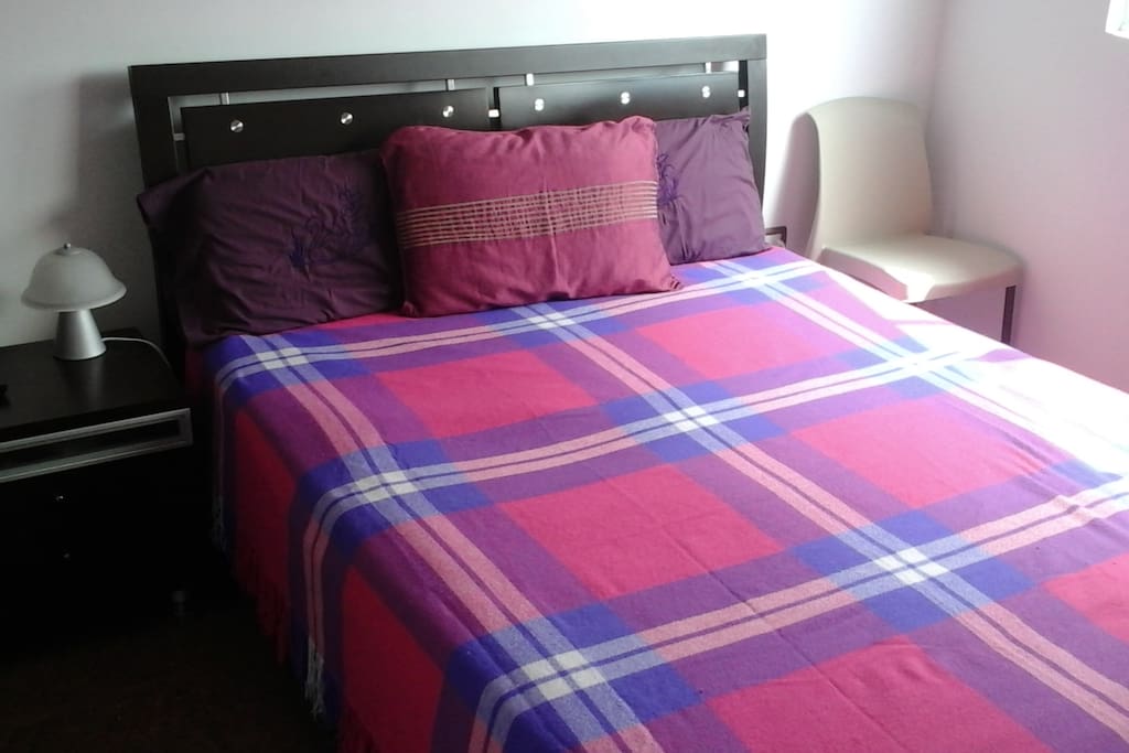 Dormitorio principal cama doble y TV pantalla plana 40 pulgadas