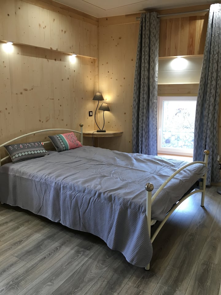 Единична спалня под на пода 