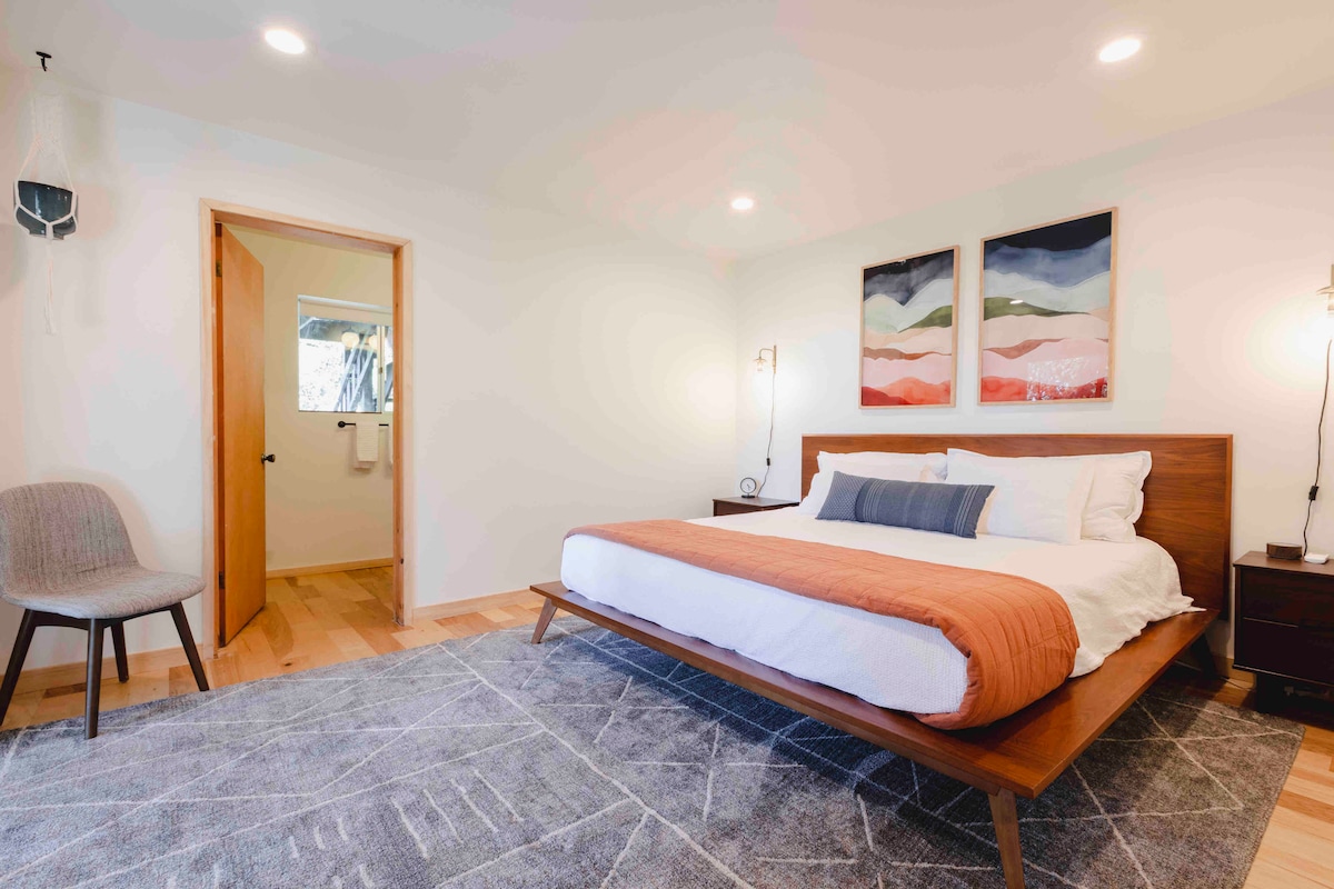 يحتوي الجناح الأساسي الفسيح على حمام مجاور مع حوض استحمام وسطح خاص به.