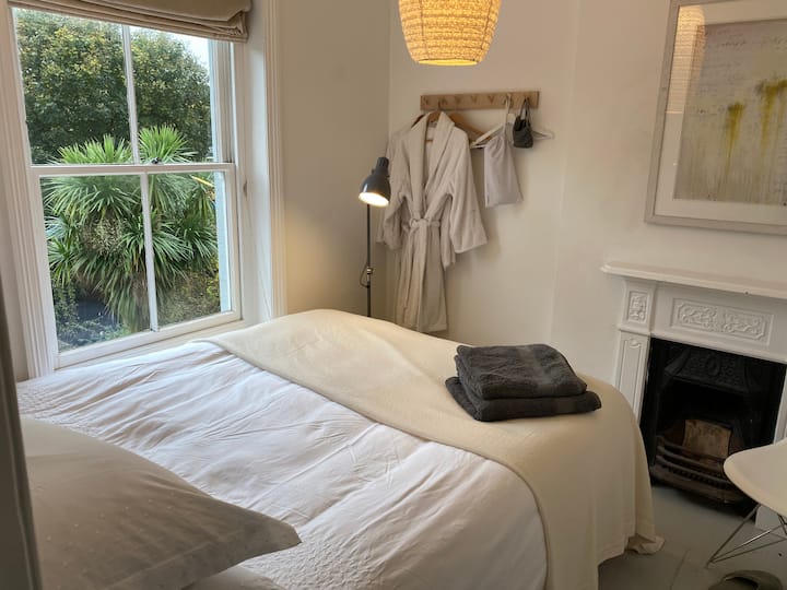 غرفة نوم ثانية في الطابق الأول (بسرير مريح بمقاس كبير) وتطل على الحديقة الهادئة