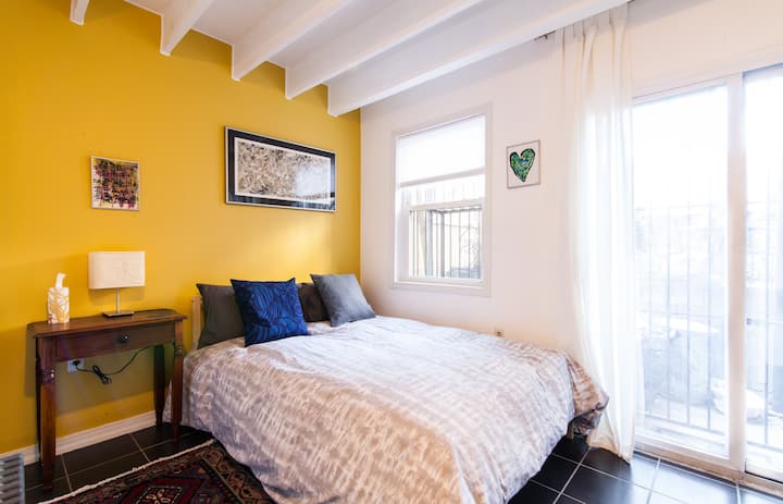 full bed with memory foam mattress -- comfy!