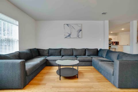 Successful Airbnb property: Central Houston Open Concept Gathering in Alief