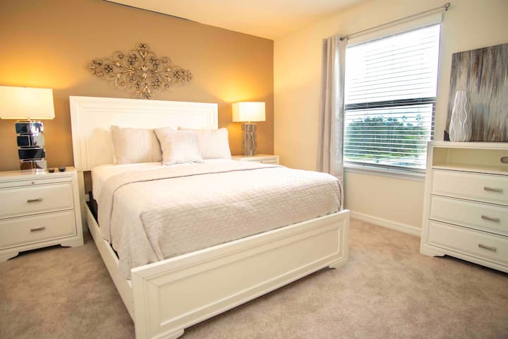 Dormitorio 5 en la planta superior (cama queen), vista al lago, baño compartido con el dormitorio 4.