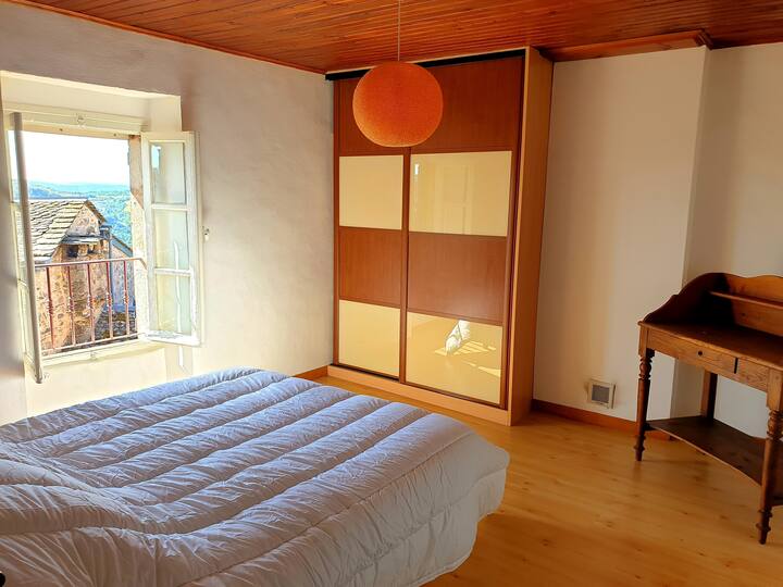 Dhoma e gjumit # 3, me hapësirë të bollshme me një krevat dopio 140 cm dhe hapësirë për ruajtje.