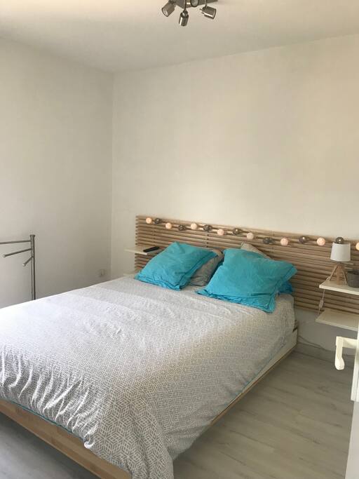 Chambre avec un grand dressing