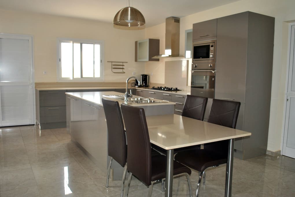 La grande cuisine moderne et son coin salon n'attendent que vous !