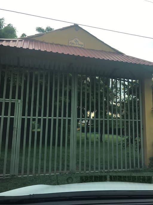 Front entrance gate. Entranda sobre la carretera.