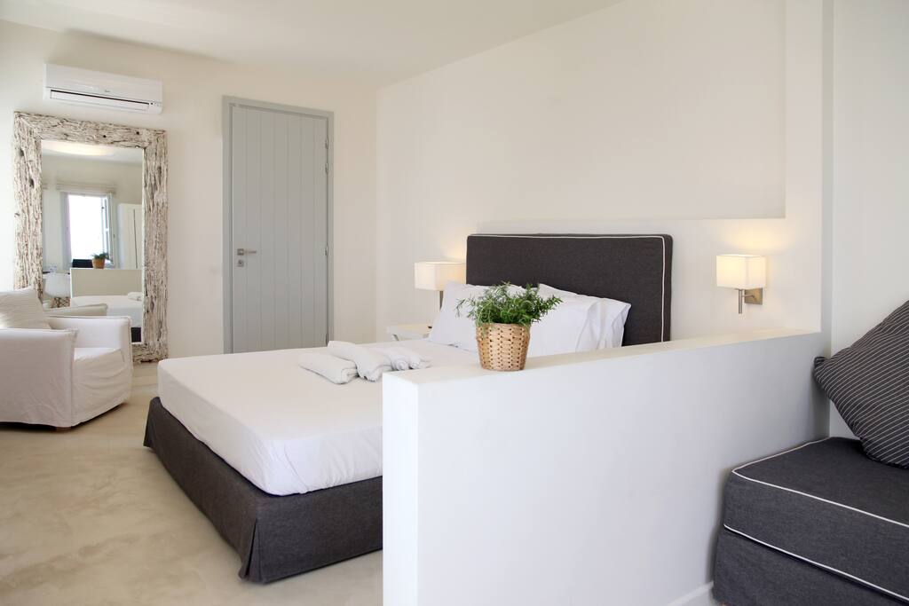 The main entrance and the queen bed