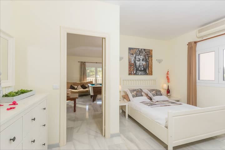 Camera da letto Zen con spogliatoio privato e stanza per bambini e bagno