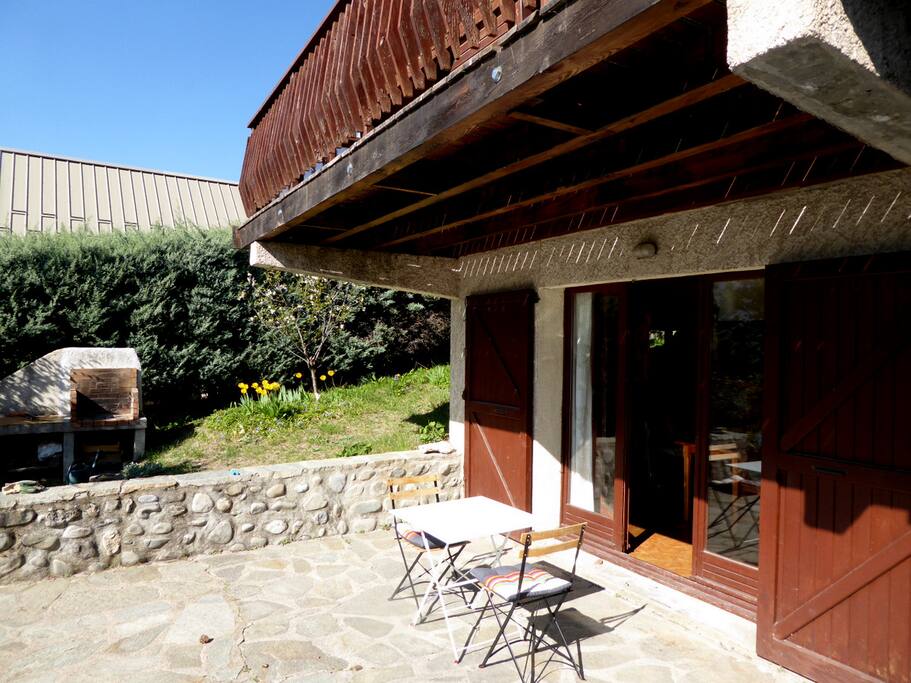 La terrasse et l'entrée de l'appartement.