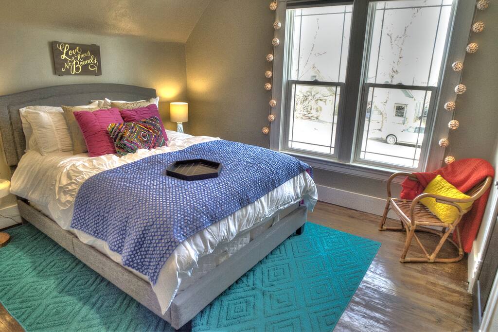 Comfy Queen size bed with luxury linens! - Enjoy the natural light of the big window - or use our black out shades and sleep in!!