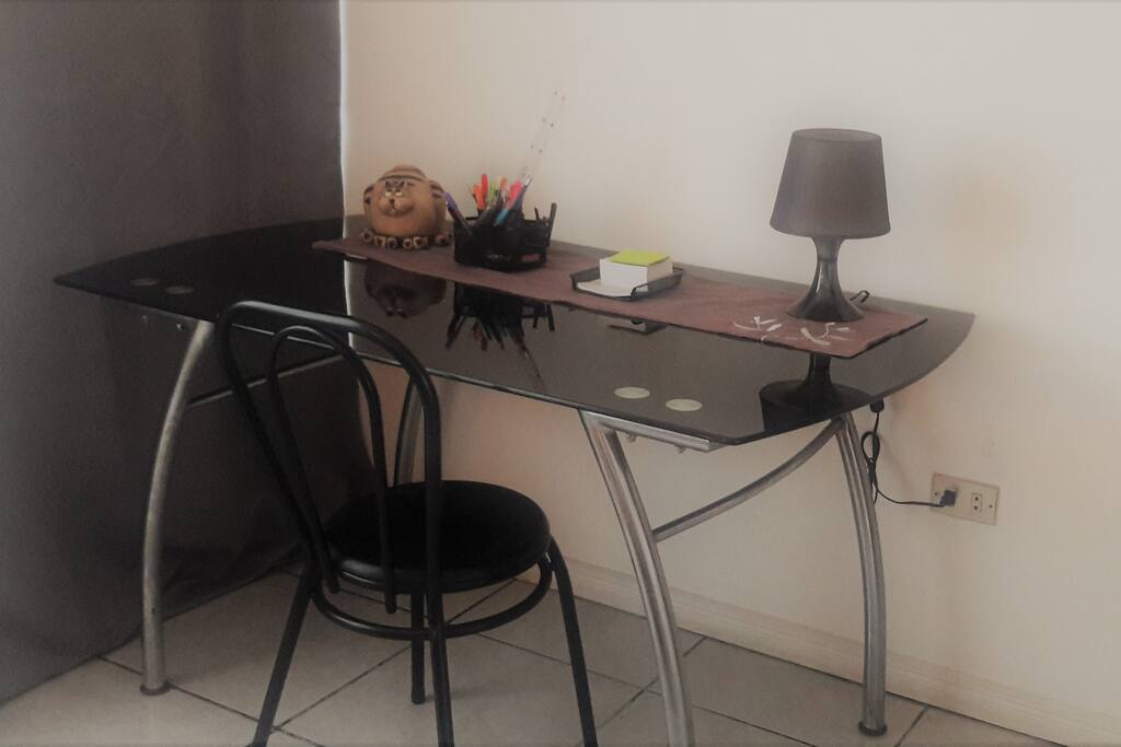 Escritorio y closet en la habitación