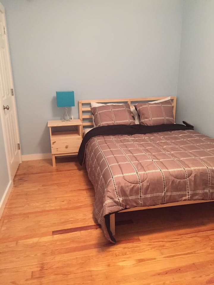 Útulná izba s manželskou posteľou a šatník. Žehlička žehliaca doska.